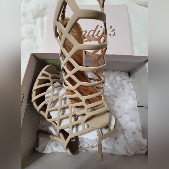 Brand new, in box Candie's 8 1/2 nude heels - Picture 2 of 2